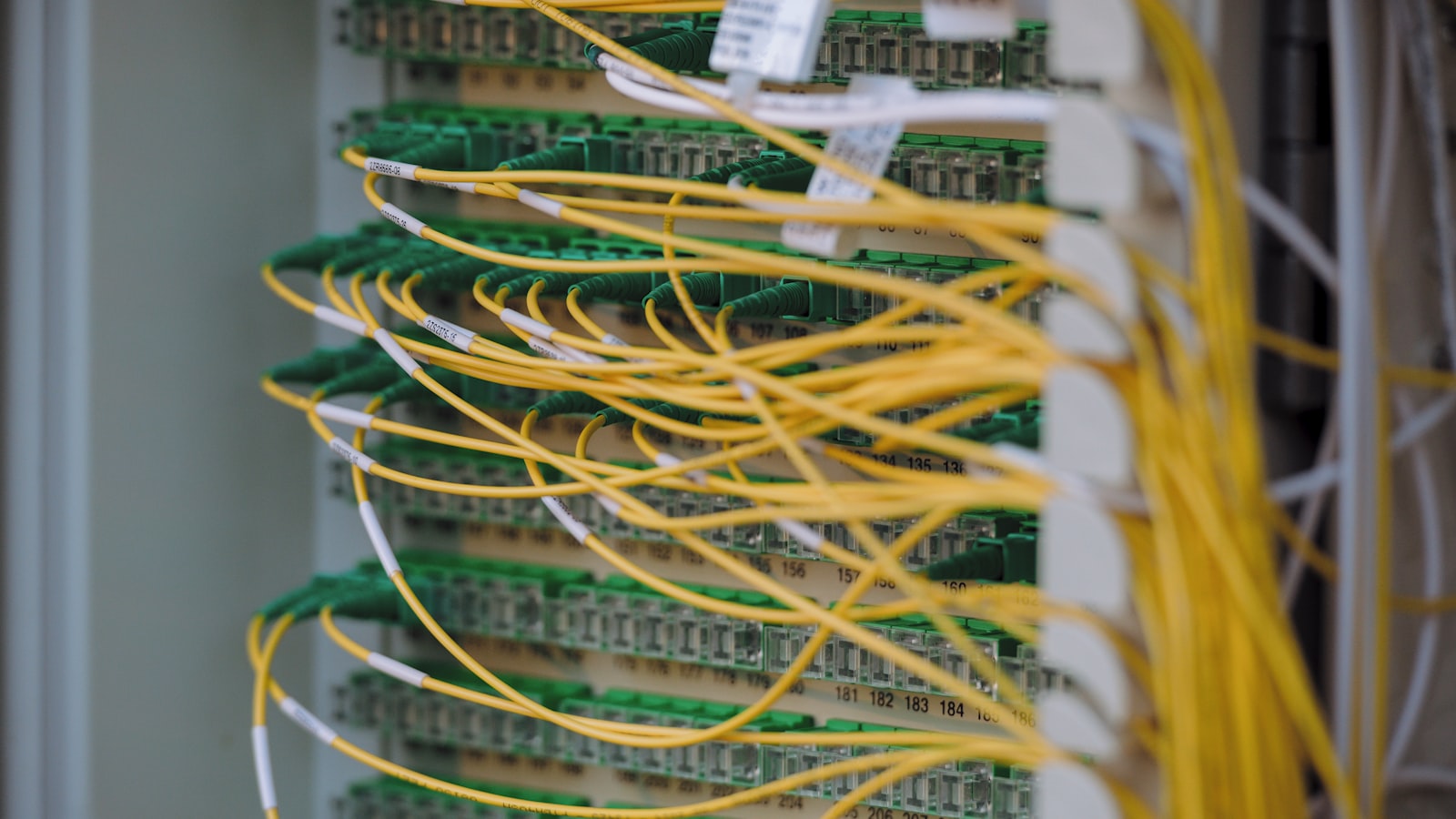 データセンターの脱炭素 —AI時代の電力需要急増、ワット・ビット連携、再エネ調達戦略