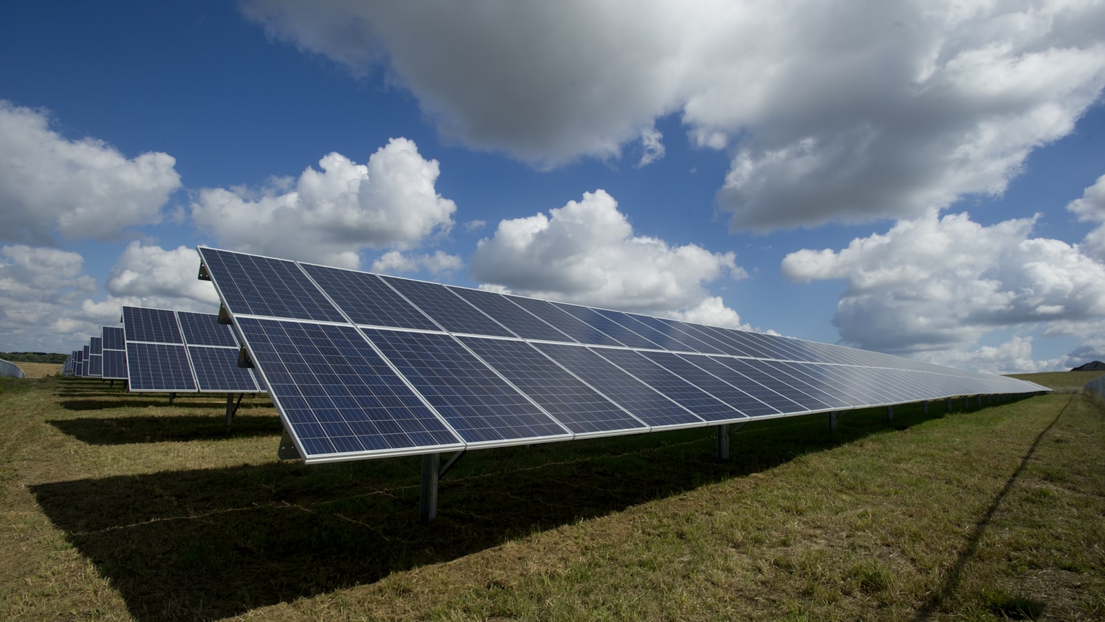 ペロブスカイト太陽電池の社会実装2026—2030年GW級・2040年20GWへの道筋
